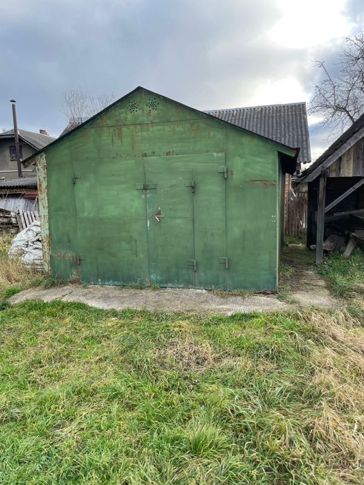 Металевий гараж без місця