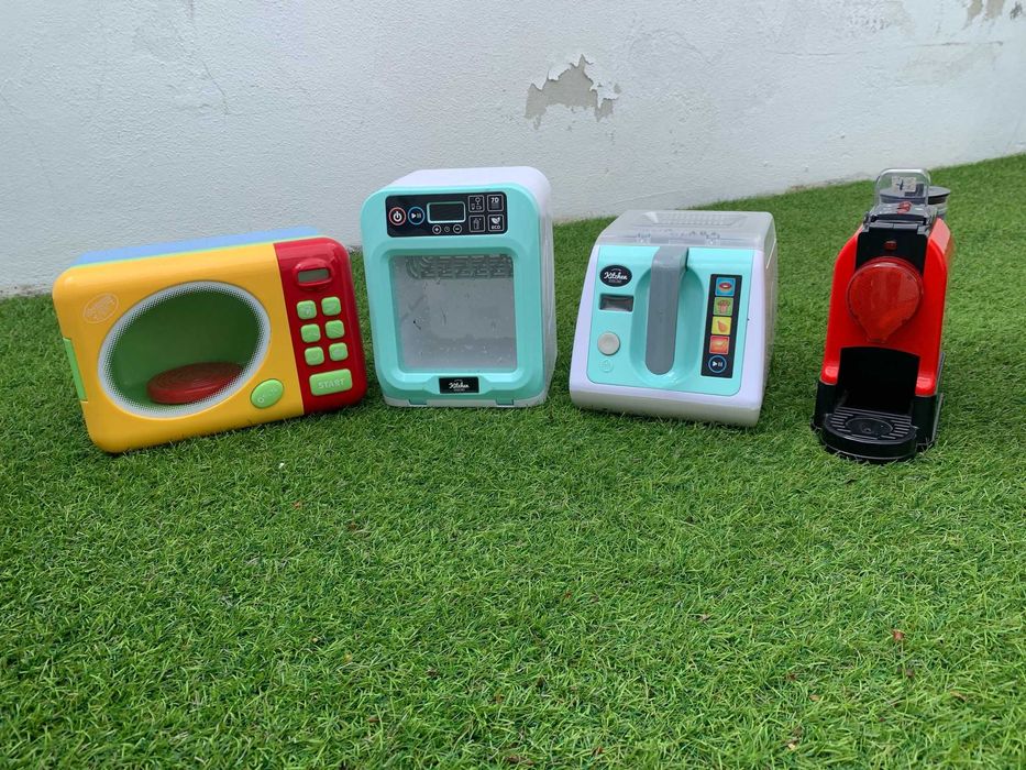 Cozinha de brincar ikea com vários acessórios.