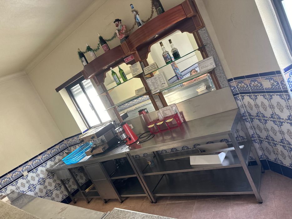 Balcão de café prateleiras e bancada em inox