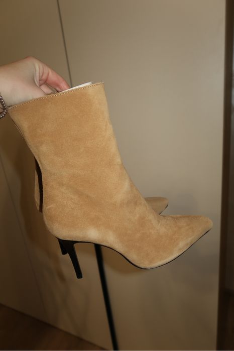 Zara казаки ботильйони черевики на каблуку 39 розмір