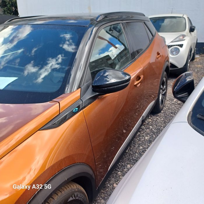 Tenho 2 Automóveis Peugeot e-2008 para  TVDE