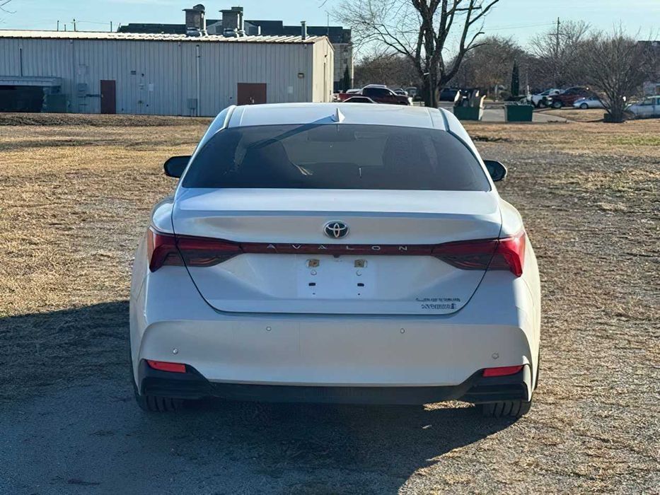 Toyota Avalon Hybrid Limited      2021