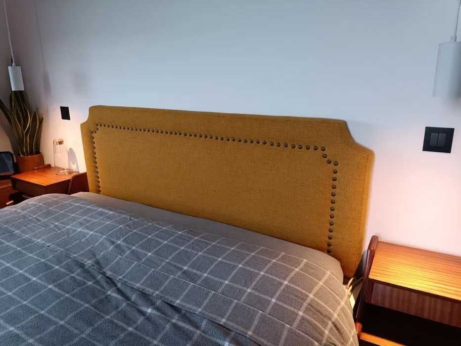 Cabeceira de cama amarela mostarda com tachas
