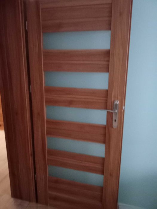 Drzwi 80 lewe i prawe z klamkami kolor orzech