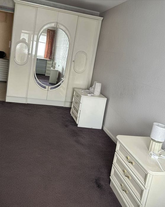 Duża 3 częściowa szafa+ 2 szafki nocne+ pufa+ lustro