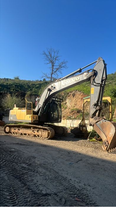 Escavadora Volvo 220 D ano 2013