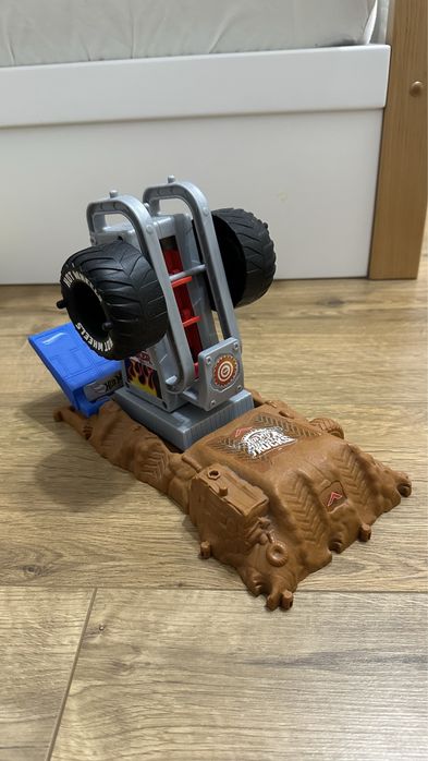 Hot wheels арена монстертрак
