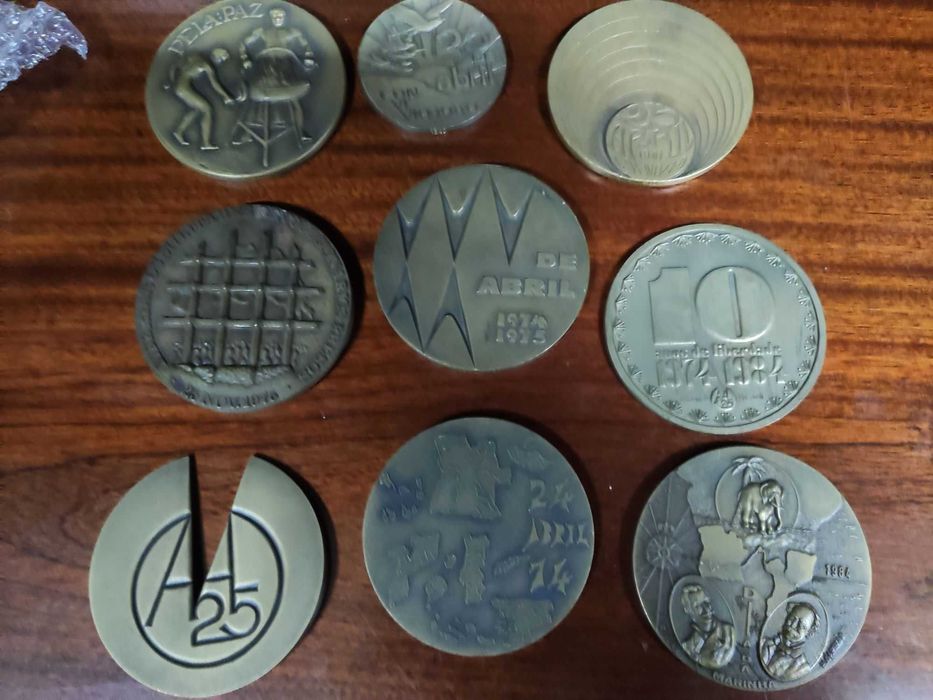 Medalhas históricas em bronze alusivas ao 25 de Abril e ao MFA