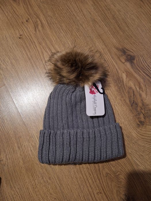 Czapka pompon nowa z metką damska