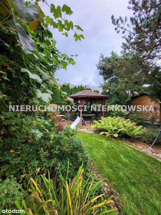 Niebanalny dom z ogrodem zimowym oraz kominkiem