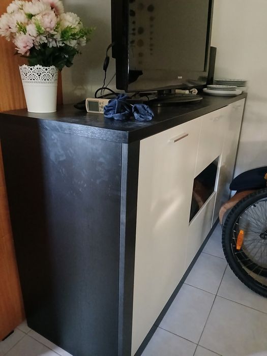 Movel de sala branco e preto