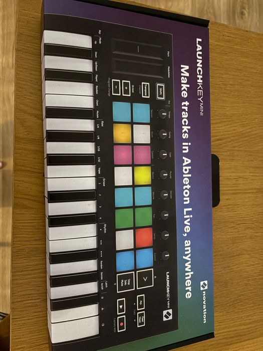 Controlador Launchkey mini mk3 (nunca usado)