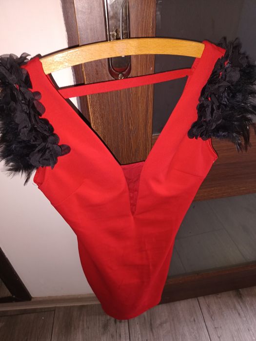 Czerwona sukienka z piórami S