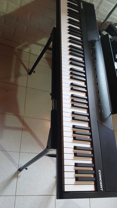 Piano ALESIS CONCERT 88 teclas e pedal