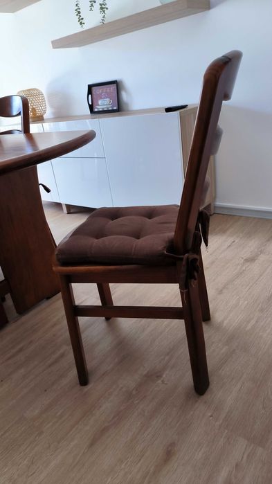 Mesa de jantar + 6 cadeiras em madeira maciça.