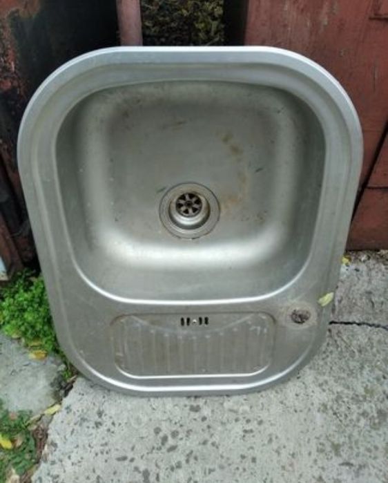 Кухонная мойка из нержавейки.