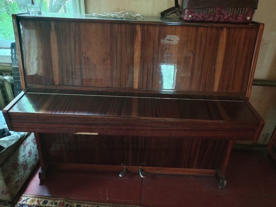 Піаніно Україна,швейная  машинка,баян,гітара