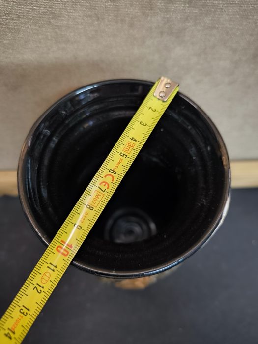 Jarra cerâmica bege e castanho