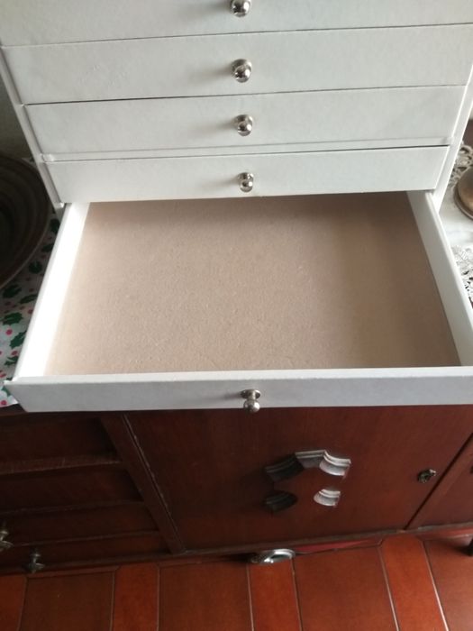 Guarda jóias branco como novo  impecável.