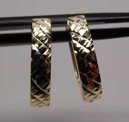 Złote kolczyki prostokątne diamentowane ozdoby.