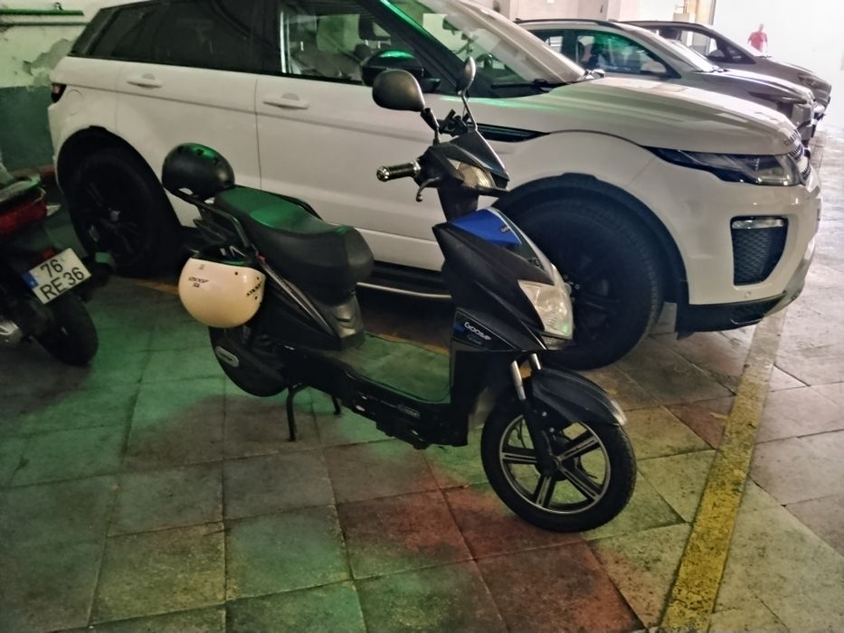 Moto elétrica com capacete