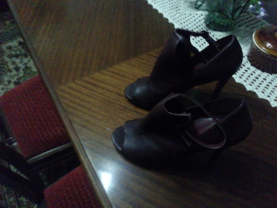 Vendo essa sandália de salto cabidal cor vinho.