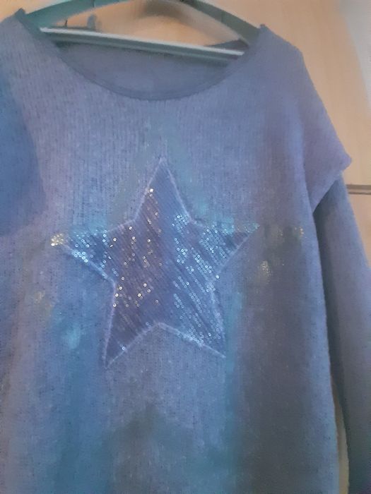Sweter atramentowy z gwiazdą (cekiny). M/L