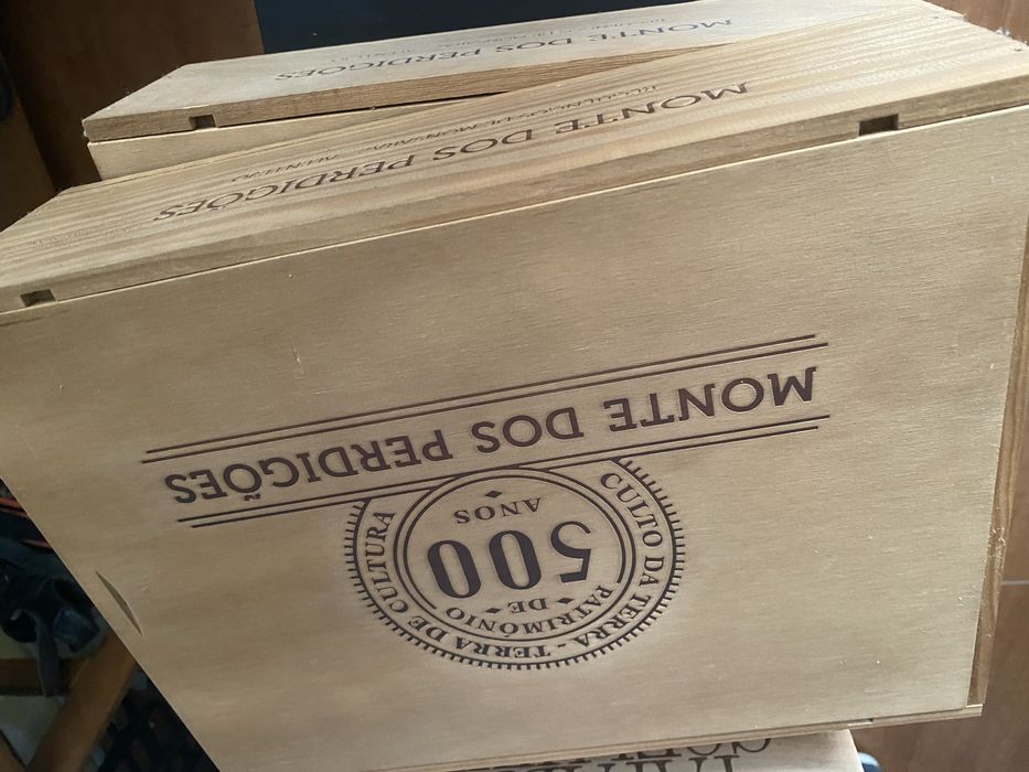 Caixas madeira de vinhos