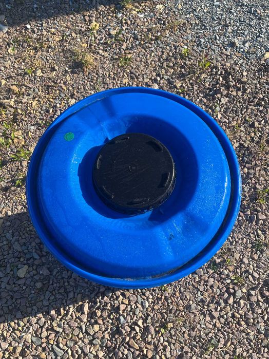 Zbiornik na deszczówkę 290L – beczki plastikowe z kranikiem i pokrywą