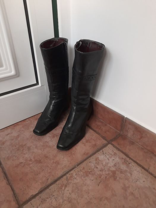 Vendo  estes 2pares de botas por apenas 12 euros              os s pa