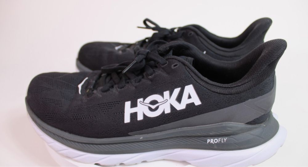 Кросівки фірми Hoka