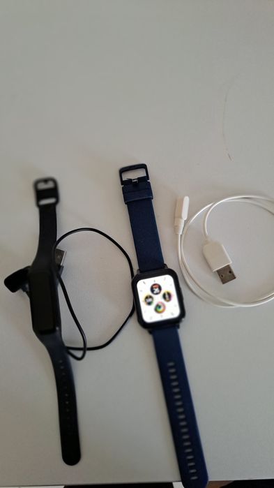 Relógios  e telefone fixo