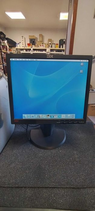 Cztery monitory komputerowe LG 19", IBM 17", Samsung 19", LG 19"