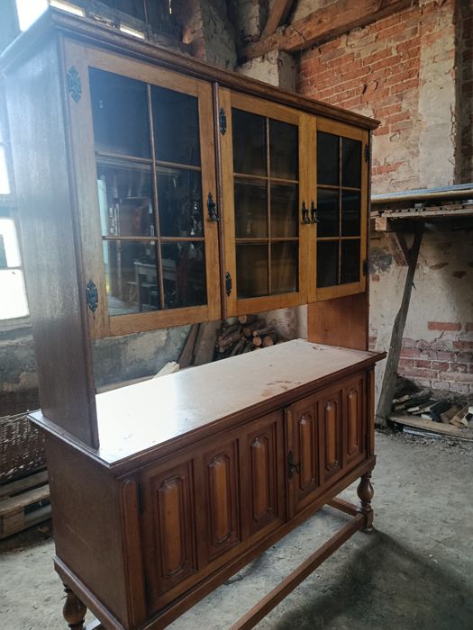 Kredens w stylu retro