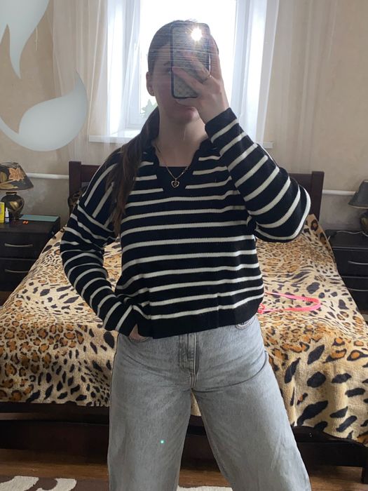 Продається светр в полоску