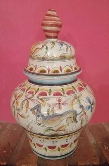 Pote em faiança portuguesa, pintado à mão