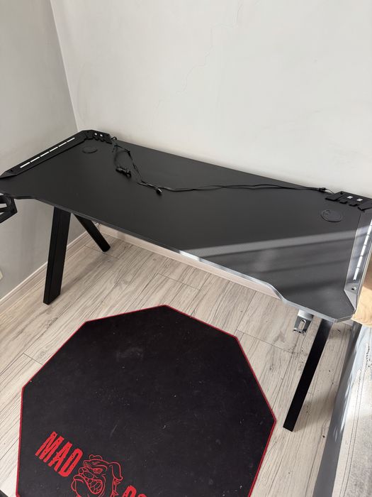 Biurko gamingowe MAD DOG GD140L z podświetleniem LED – Stan Bardzo dobry