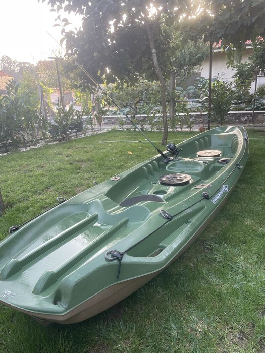 Kayak rigido para dois adultos e uma criança
