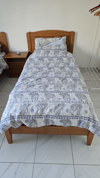 4 camas solteiro + 2 mesas de cabeceira