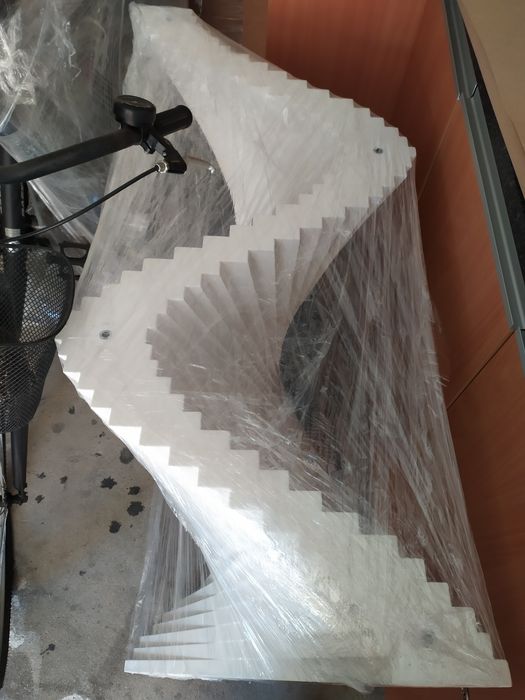 Vendo mesa de sala de jantar com um ano  mudei de casa e não cabe na minha sala nova