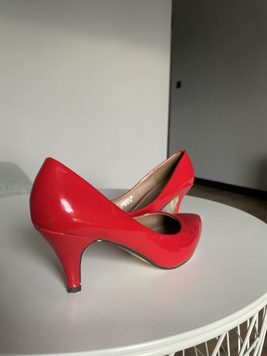 Czerwone lakierowane szpilki roz.38