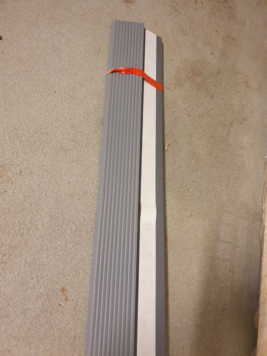 Listwa przypodłogowa dywanowa PVC CEZAR płaska Szary ciemny 2.5m