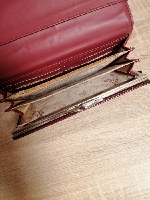 Віддам дуже гарний гаманець для коштів та карток!