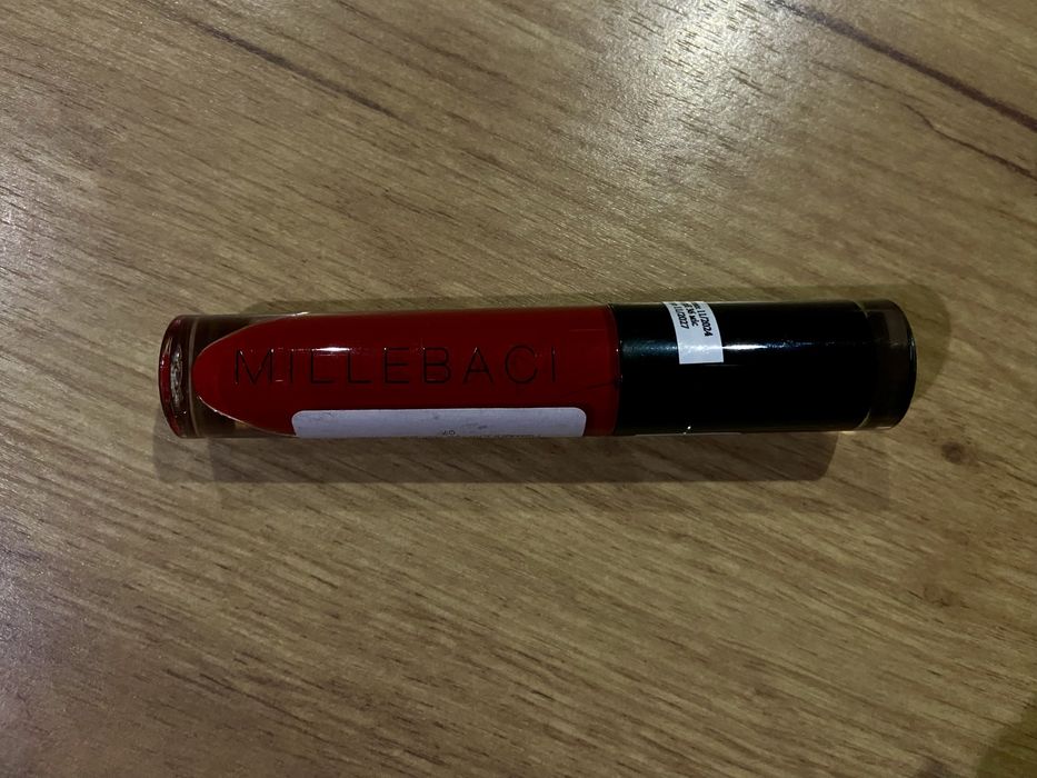 Червона помада Nouba