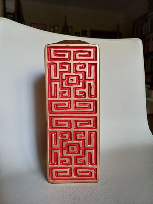 Jarro/Solitário de cor dourada com motivos orientais vermelhos