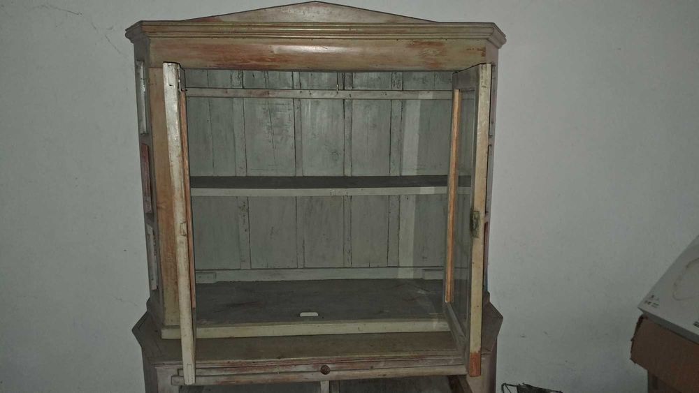 Kredens drewniany w stylu retro