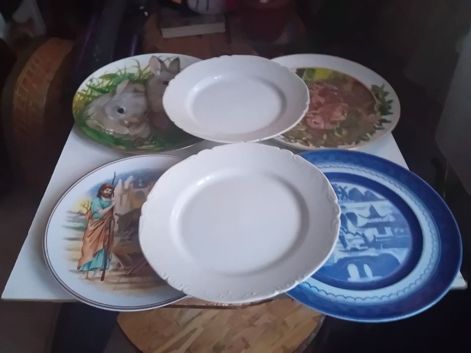 Vendo Conjunto de Pratos antigos em estado razoavel