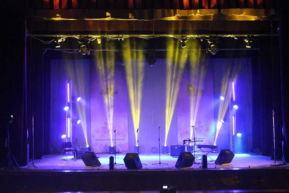 Сцена, світло, звук, металеві конструкції