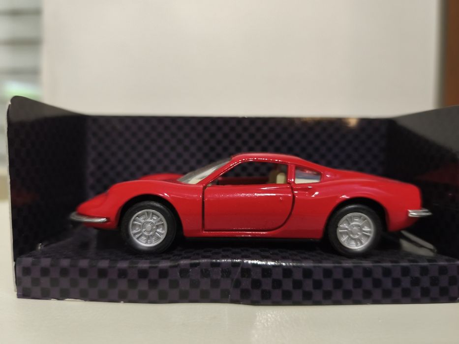 Miniaturas de 7 carros de vários tamanhos e preços