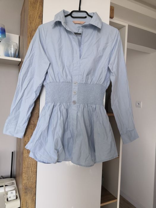 Redtag rozkloszowana elastyczna koszula z kołnierzykiem.